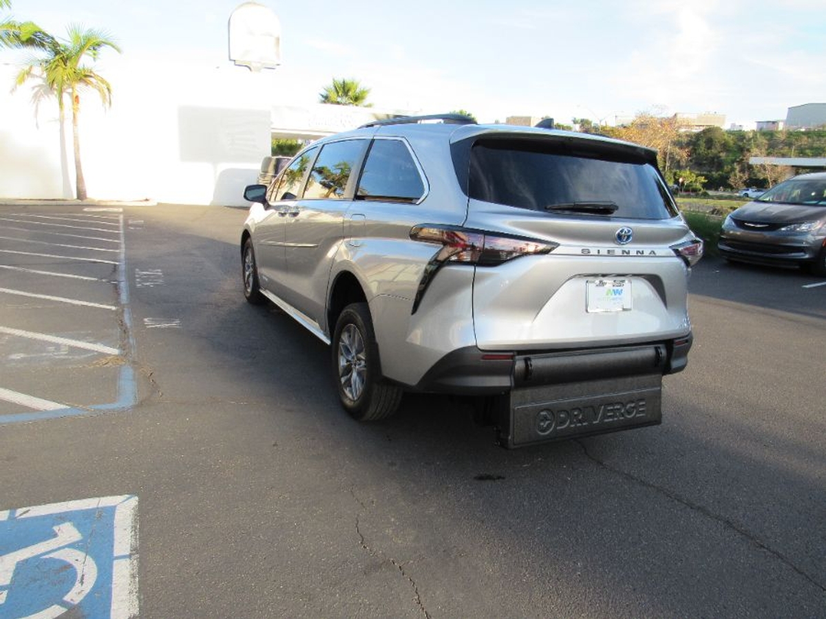 2024 TOYOTA SIENNA - Image 8