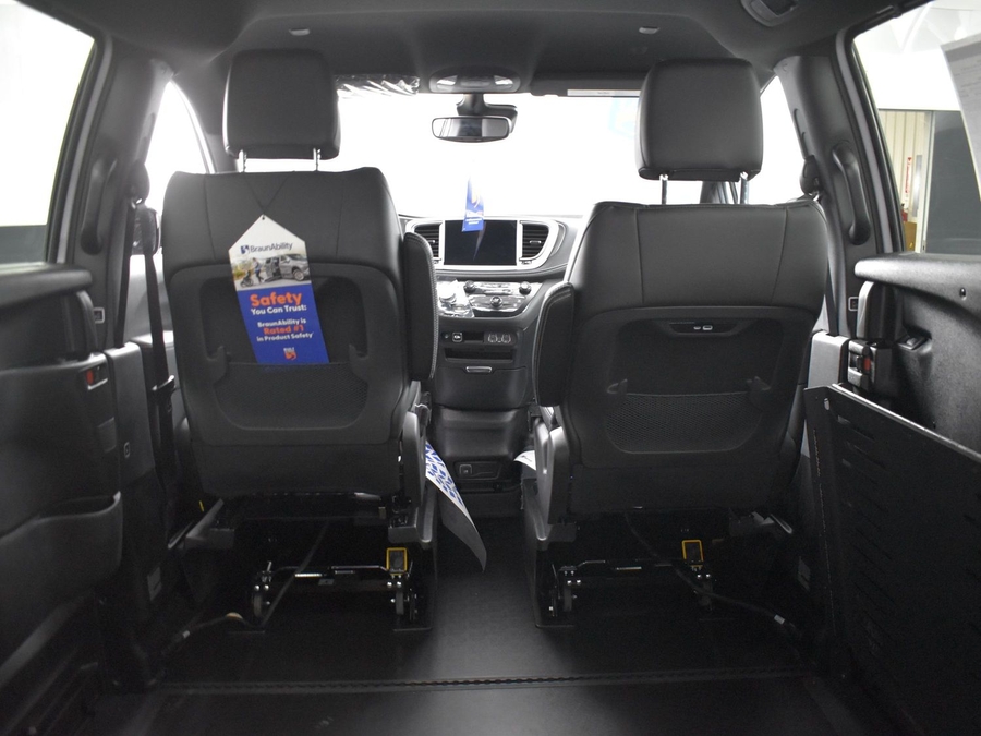 New 2025 Chrysler Pacifica Select Safety - BraunAbility Side Entry Entry Fold Out Automatic Ramp