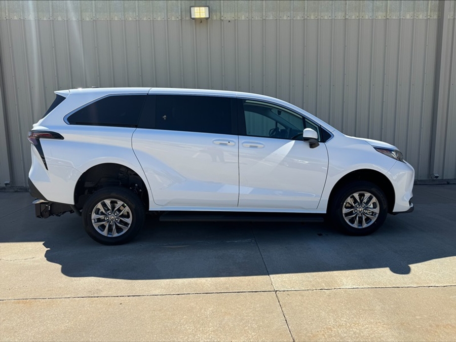 New 2026 Toyota Sienna Hybrid LE - Vantage Mobility Rear Entry Entry Fold Out Manual Ramp