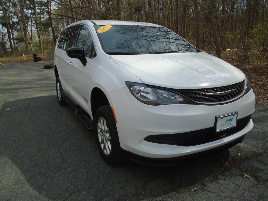 White Chrysler Voyager image number 8