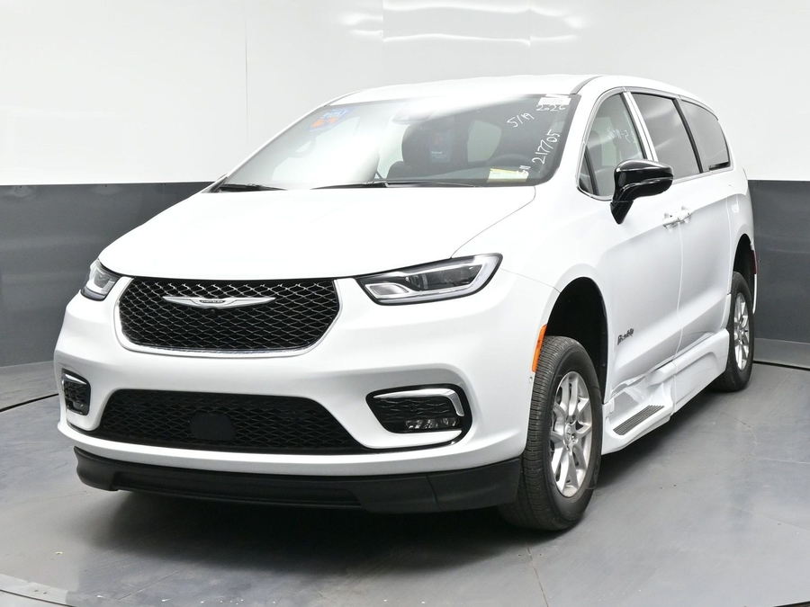 White Chrysler Pacifica image number 1