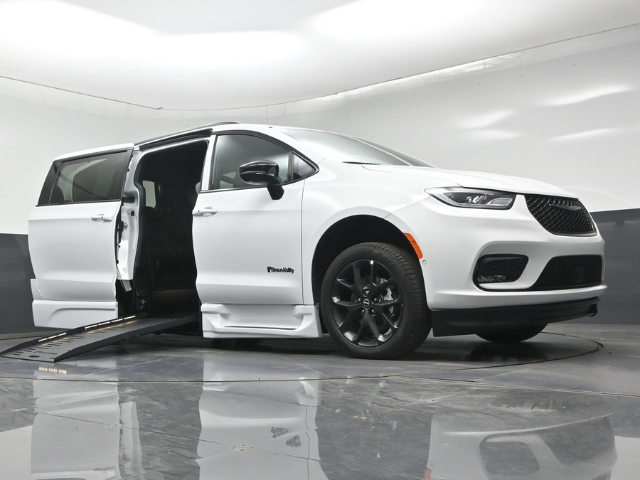 New 2026 Chrysler Pacifica Select Sport - BraunAbility Side Entry Fold Out Automatic Ramp