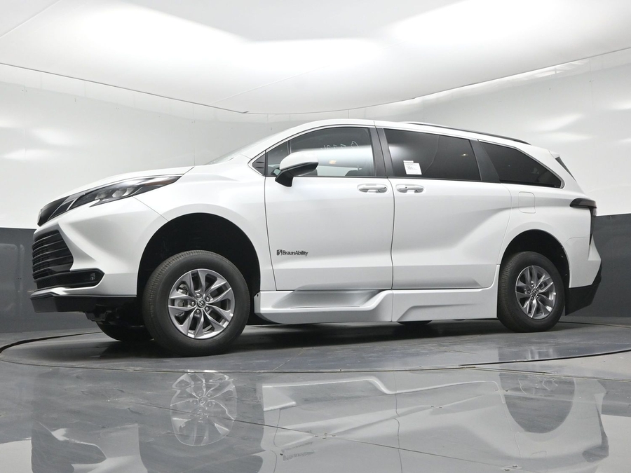 White Toyota Sienna image number 8