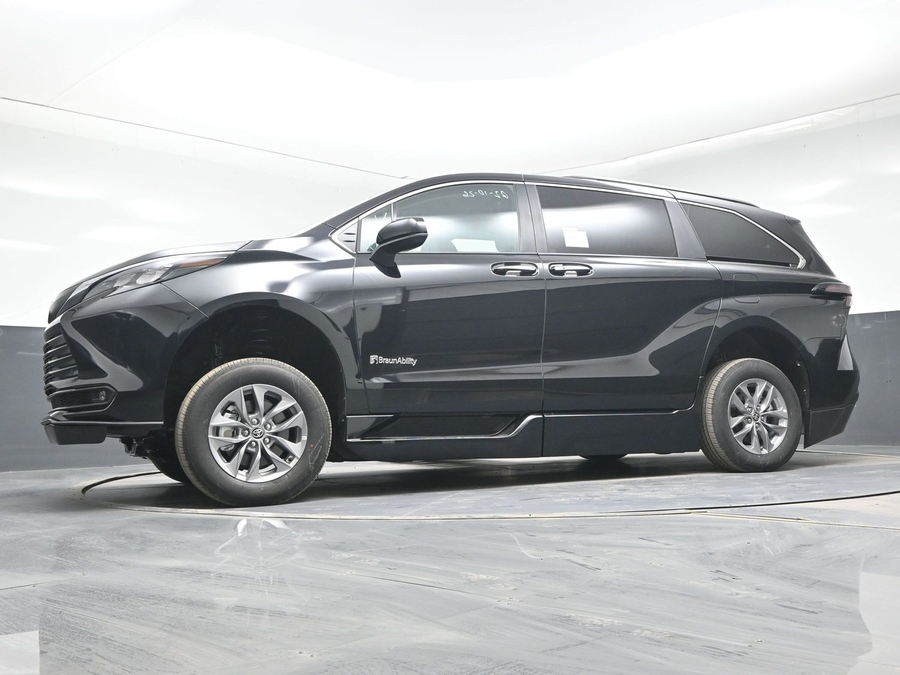 Black Toyota Sienna image number 19