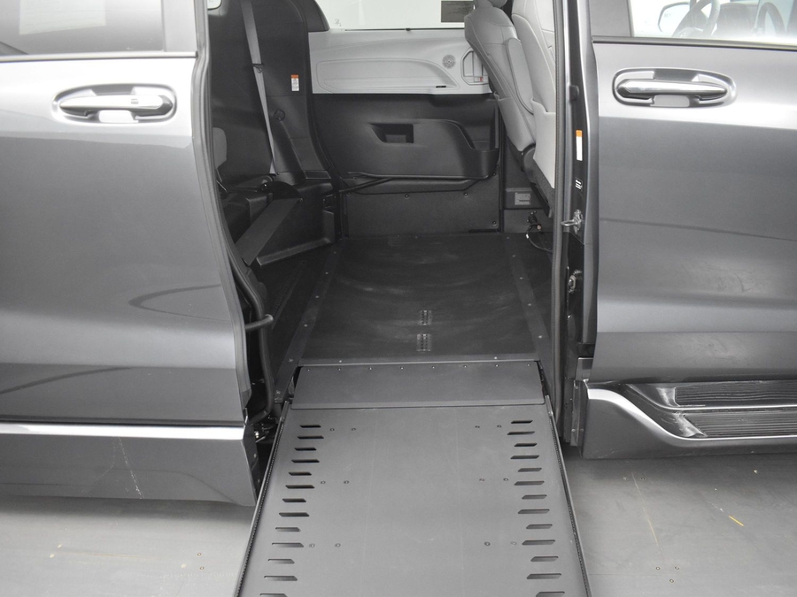 New 2025 Toyota Sienna Hybrid XLE Plus - BraunAbility Side Entry Entry In Floor Automatic Ramp