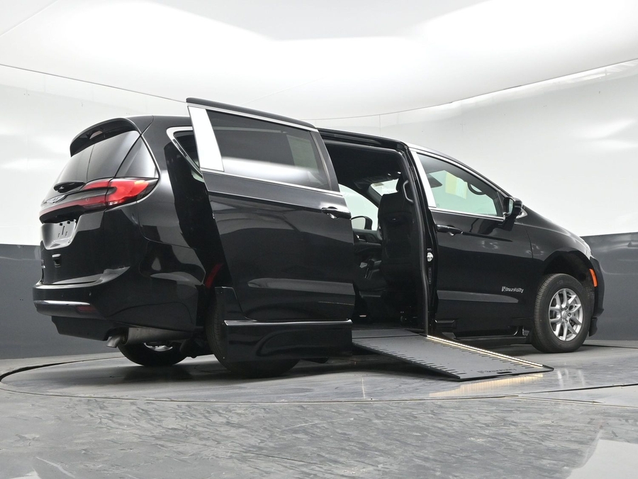 Black Chrysler Pacifica image number 18