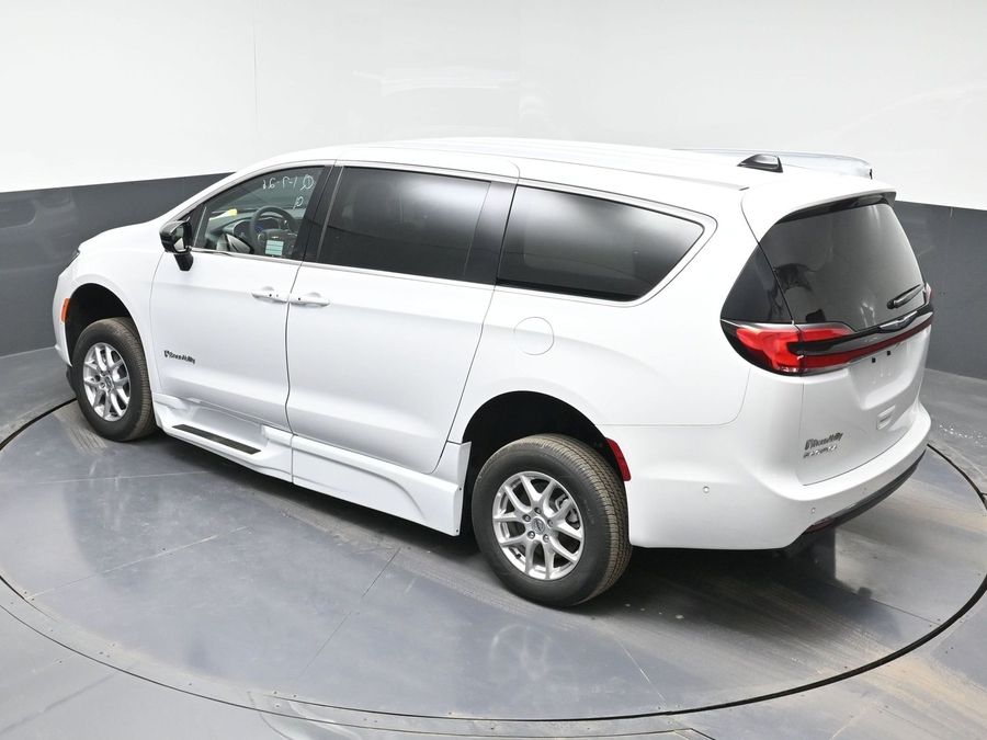 New 2025 Chrysler Pacifica Select Safety - BraunAbility Side Entry Entry In Floor Automatic Ramp