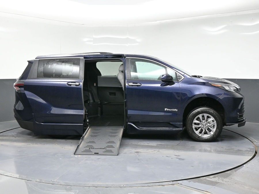 Blue Toyota Sienna image number 5