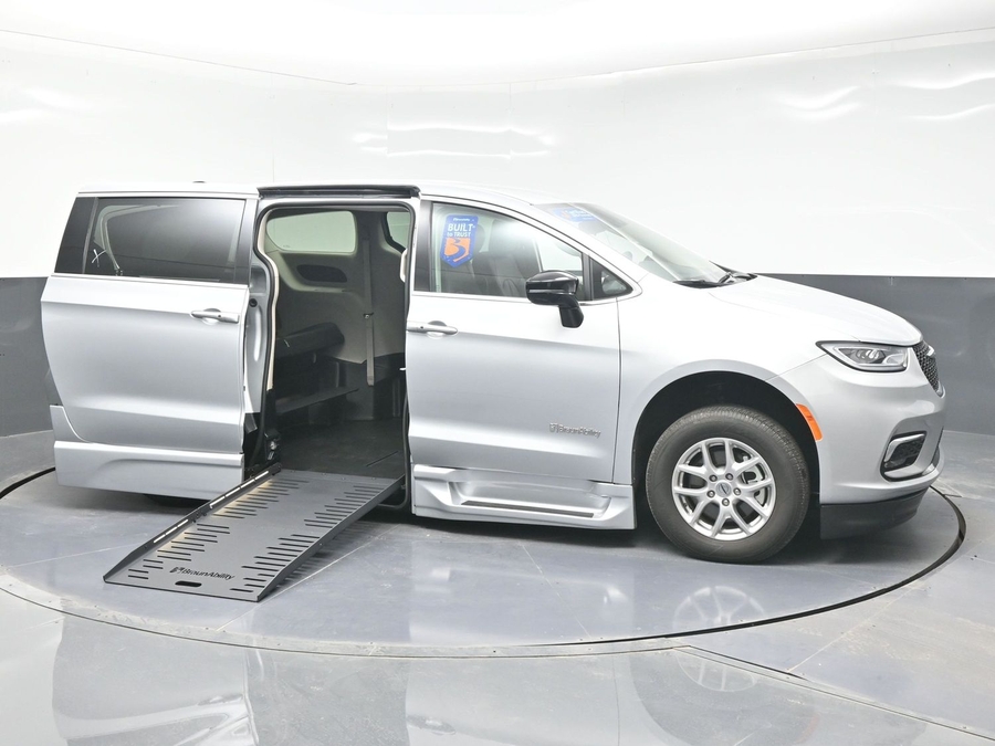 Used 2024 Chrysler Pacifica Touring L - BraunAbility Side Entry Entry Fold Out Automatic Ramp