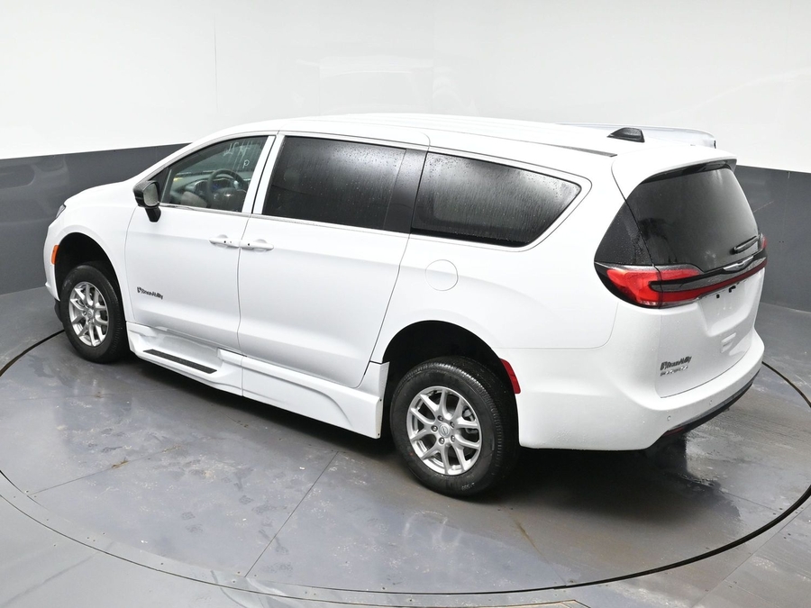 White Chrysler Pacifica image number 21