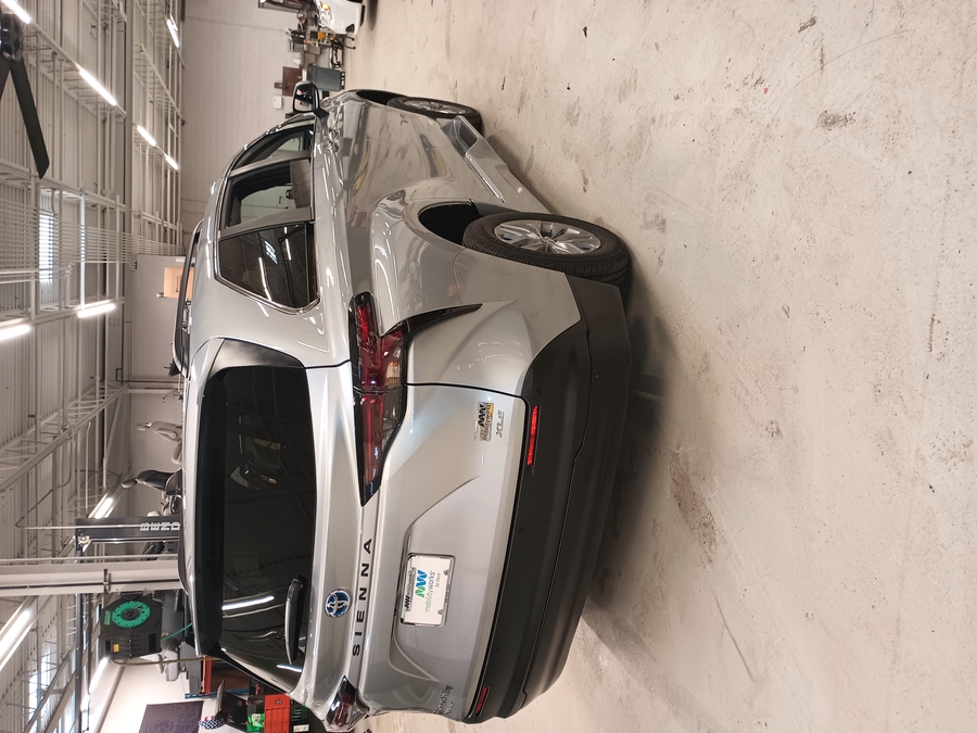 Silver Toyota Sienna image number 17