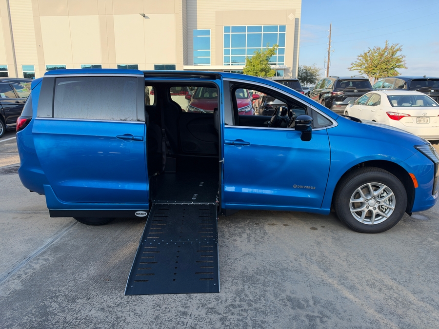 Blue Chrysler Pacifica image number 14