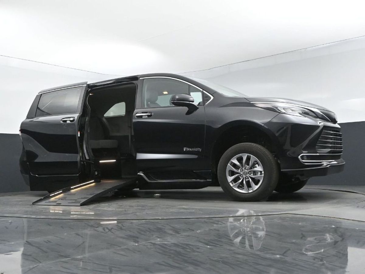 Imagen de la Toyota Sienna negra número 9