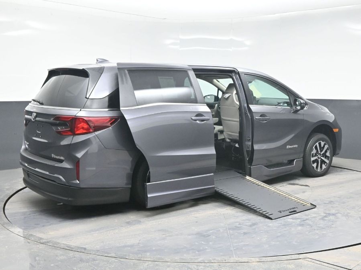 Grey Honda Odyssey image number 7