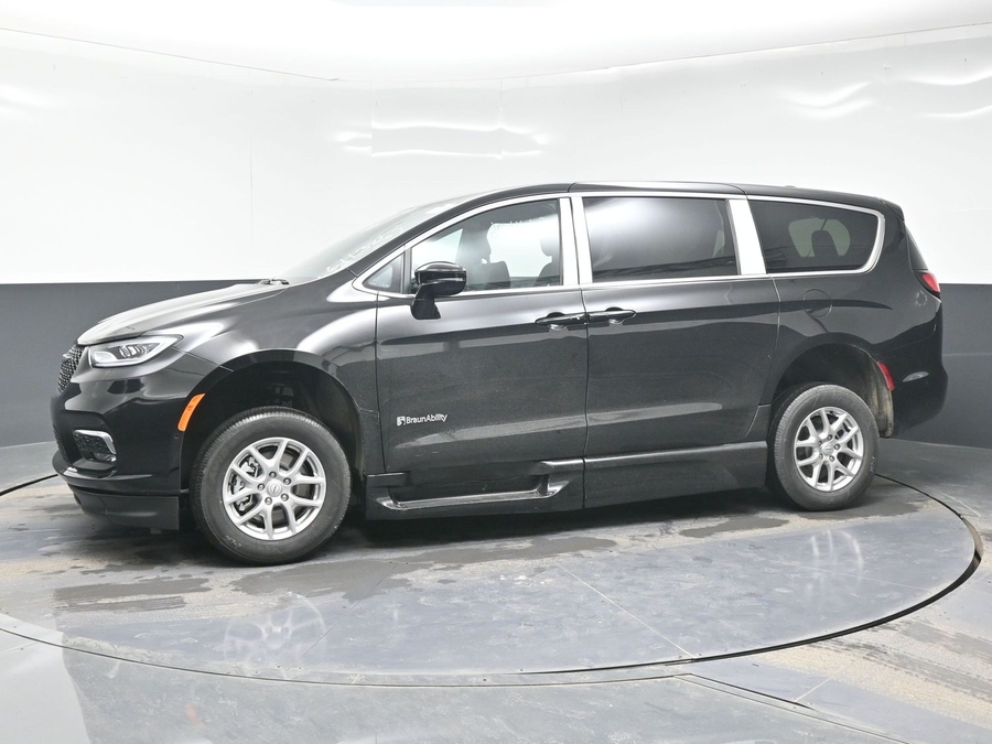 Black Chrysler Pacifica image number 2