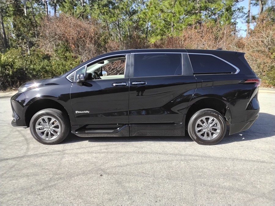 Black Toyota Sienna image number 5