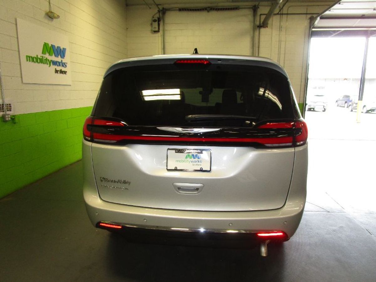 2024 Chrysler Pacifica Touring L - Photo 7