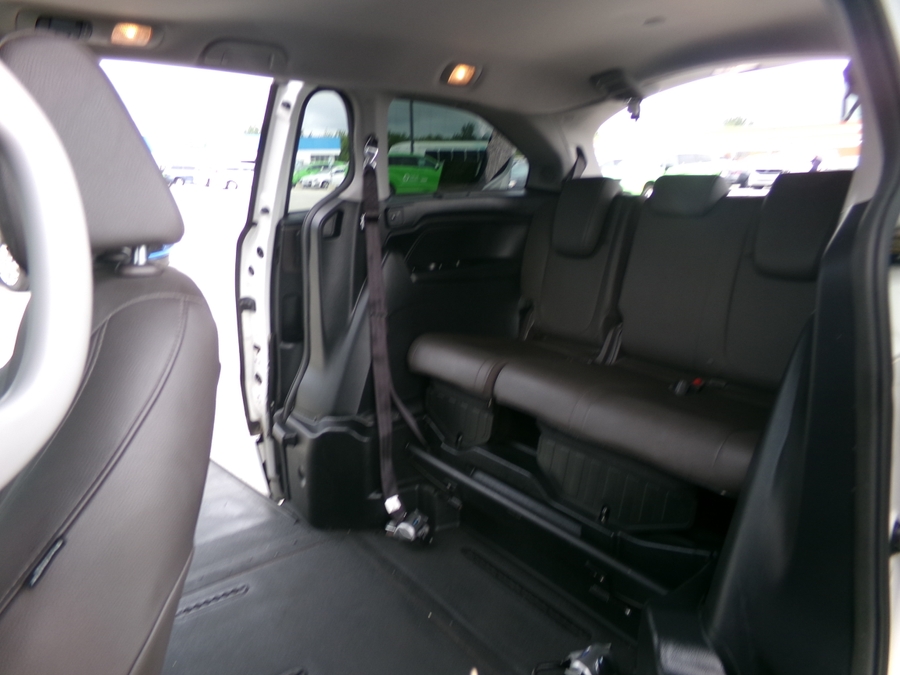 White Honda Odyssey image number 12