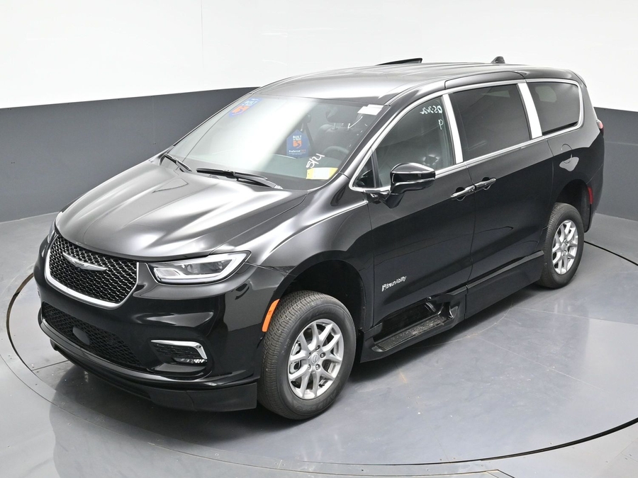 New 2026 Chrysler Pacifica Select Safety - BraunAbility Side Entry Fold Out Automatic Ramp
