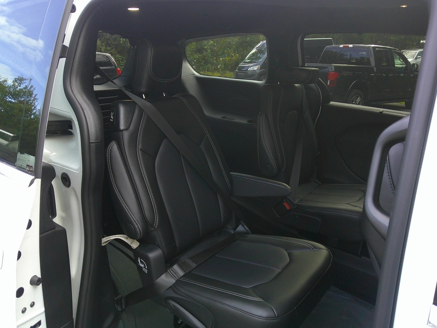 White Chrysler Voyager image number 11