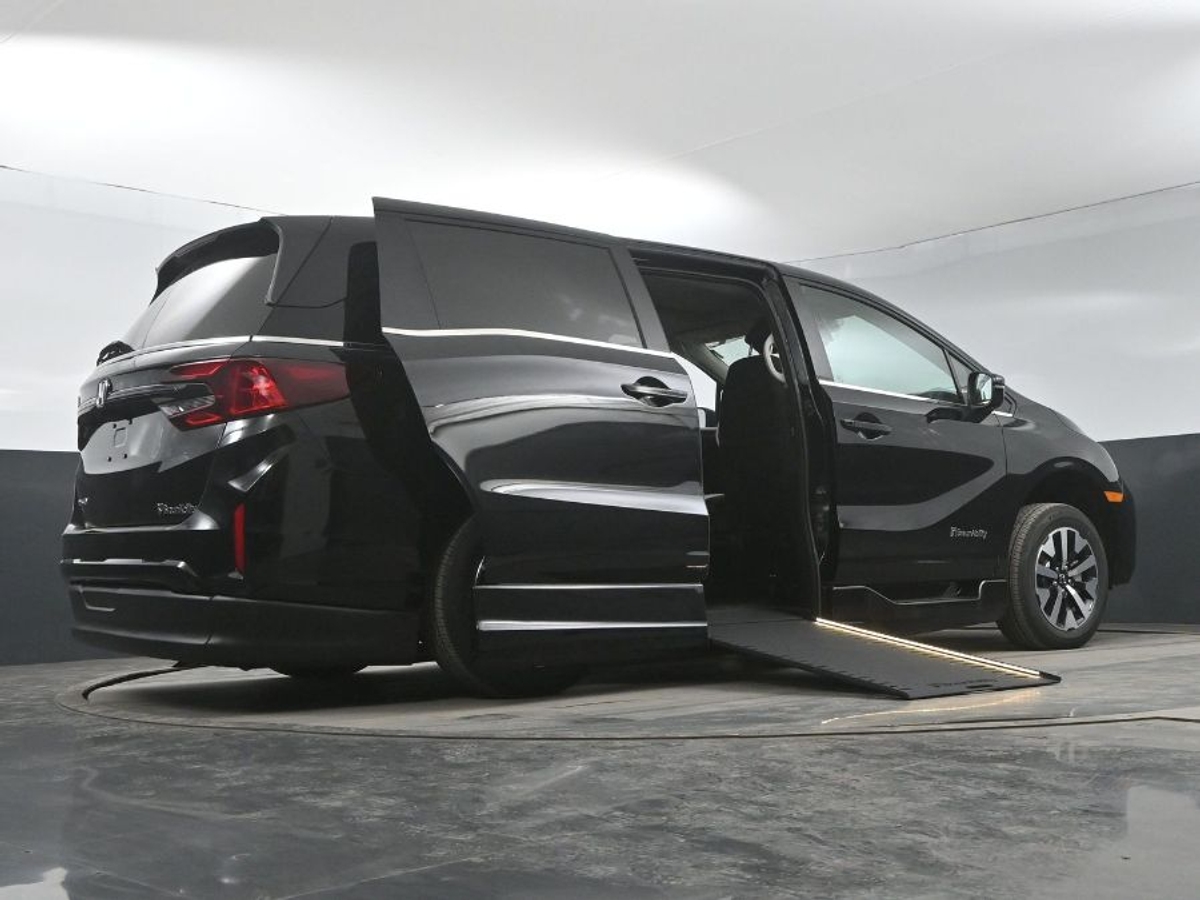 Black Honda Odyssey image number 20