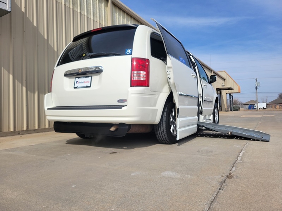 Used 2010 Chrysler Town and Country Touring - BraunAbility Side Entry Entry Fold Out Automatic Ramp