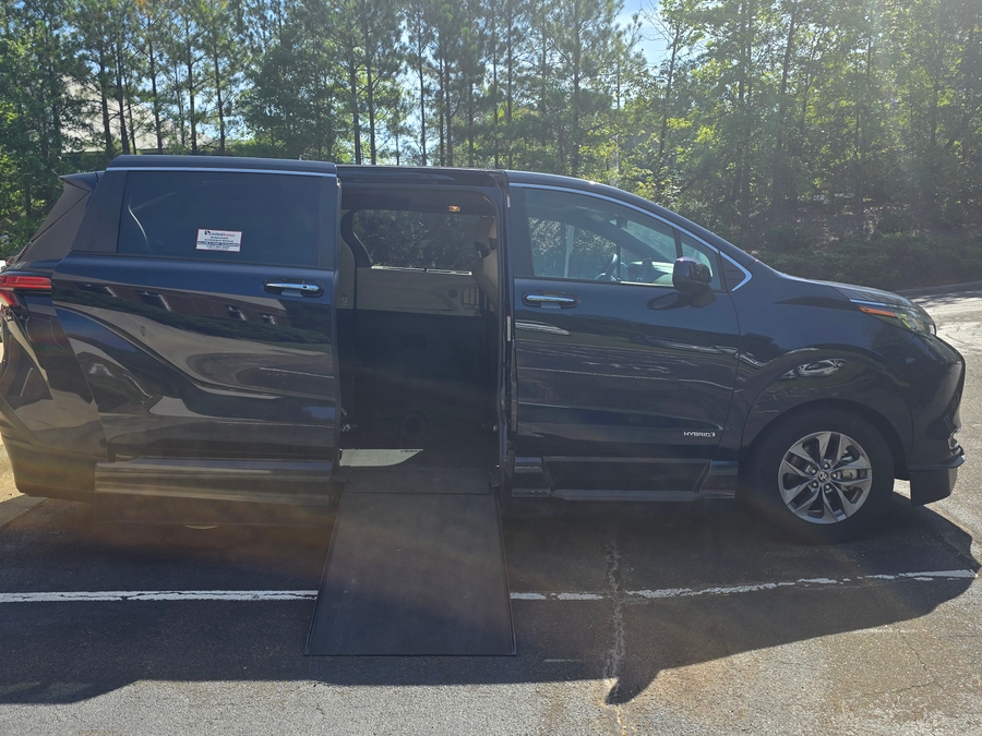 2021 Toyota Sienna XLE - Photo 7