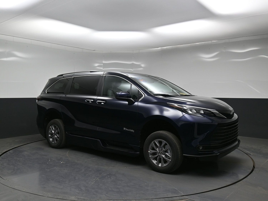 Blue Toyota Sienna image number 14