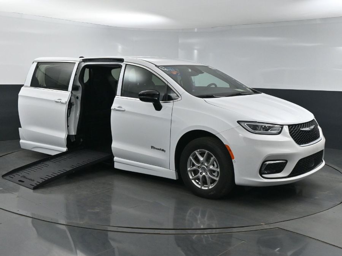 2025 Chrysler Pacifica Select's photo