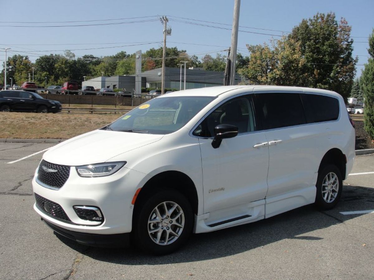 White Chrysler Pacifica image number 2