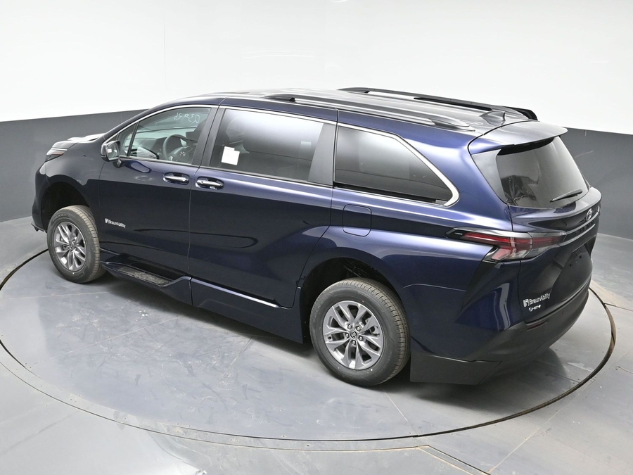 New 2026 Toyota Sienna Hybrid XLE Base - BraunAbility Side Entry Entry Fold Out Automatic Ramp