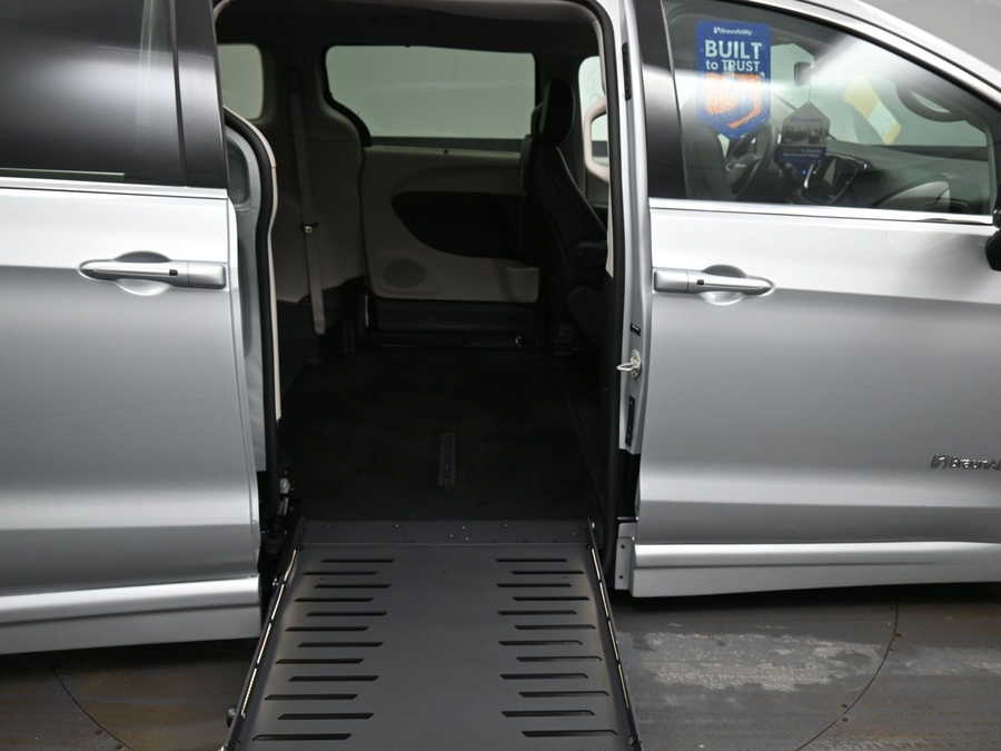 Used 2024 Chrysler Pacifica Touring L - BraunAbility Side Entry Entry Fold Out Automatic Ramp