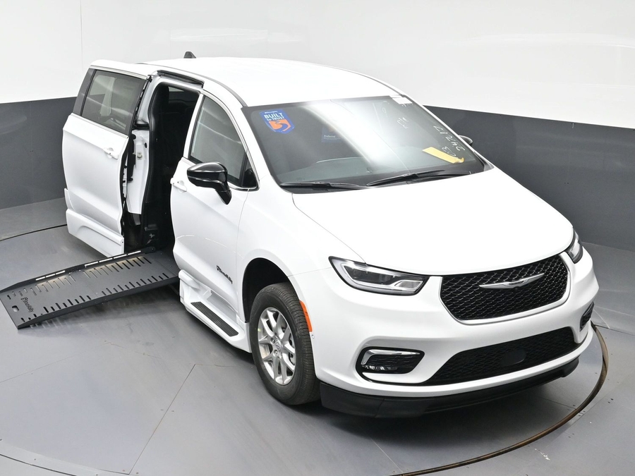 White Chrysler Pacifica image number 19