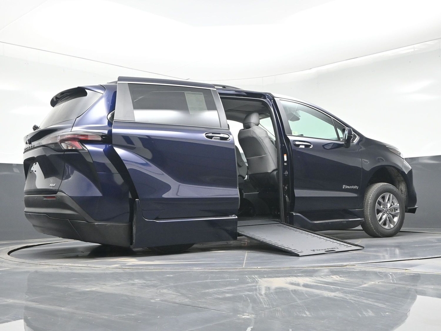 Blue Toyota Sienna image number 15