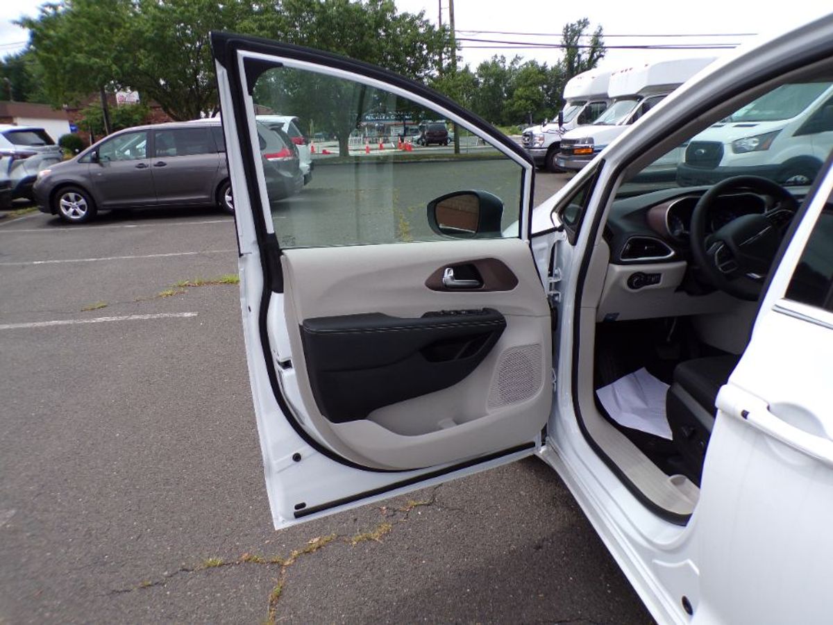 2024 CHRYSLER VOYAGER - Image 6