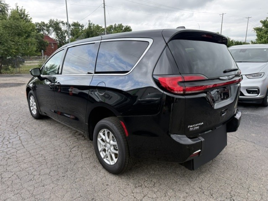 2026 Chrysler Pacifica Select - Photo 5