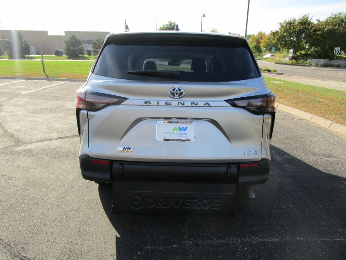 2024 TOYOTA SIENNA - Image 8