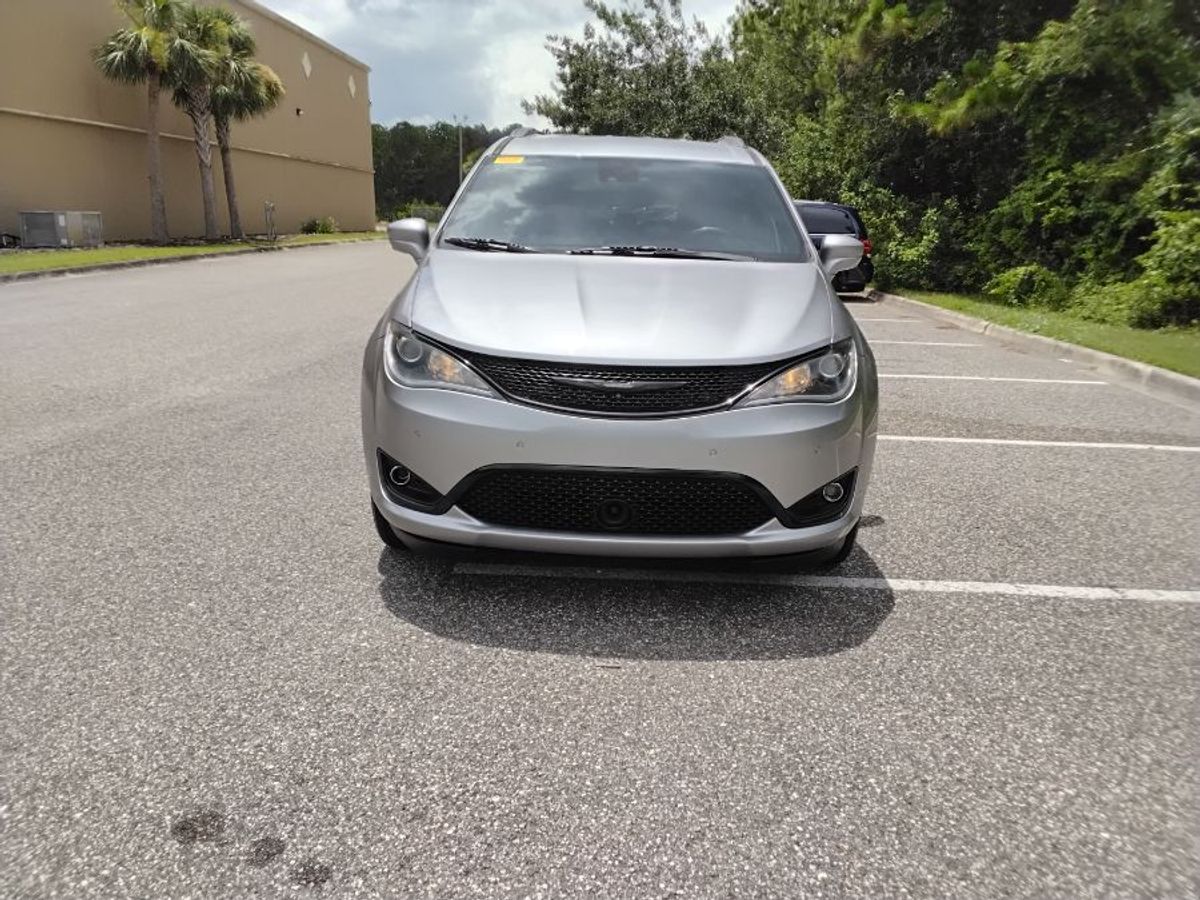 Silver Chrysler Pacifica image number 14