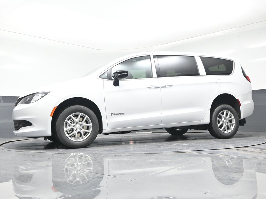 White Chrysler Voyager image number 18