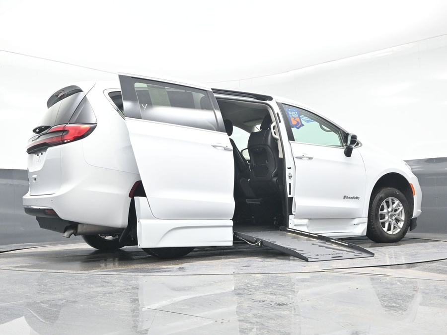 White Chrysler Pacifica image number 21