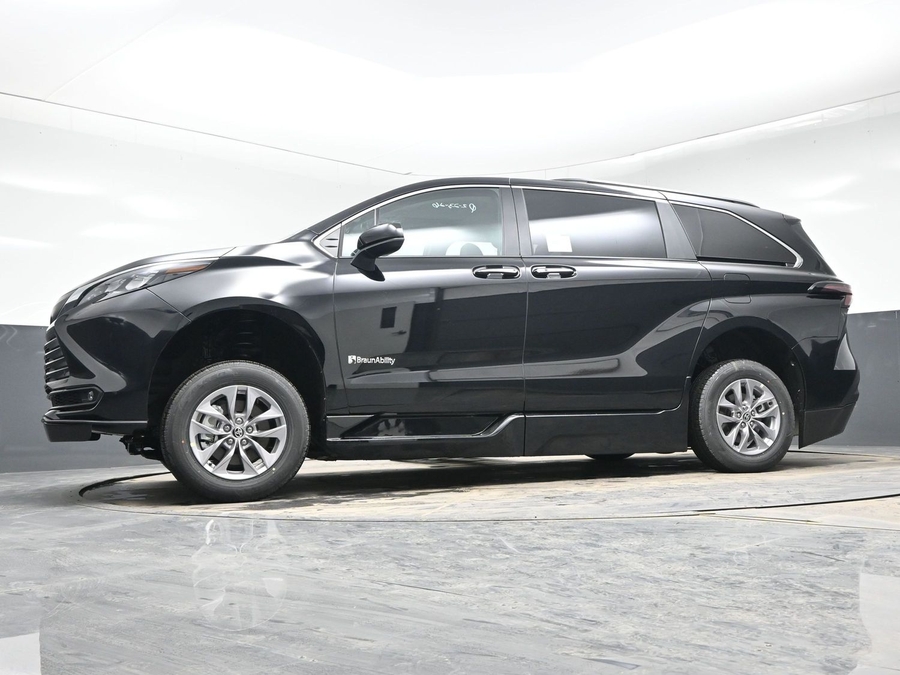 New 2026 Toyota Sienna Hybrid XLE Base - BraunAbility Side Entry Entry Fold Out Automatic Ramp