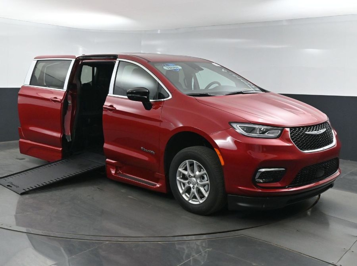 2025 Chrysler Pacifica Select's photo