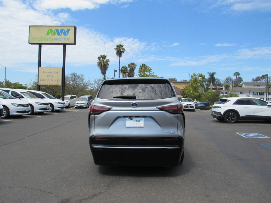 Silver Toyota Sienna image number 5