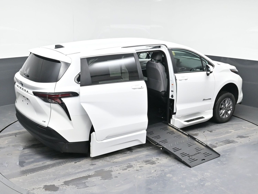 New 2025 Toyota Sienna Hybrid LE - BraunAbility Side Entry Entry Fold Out Automatic Ramp