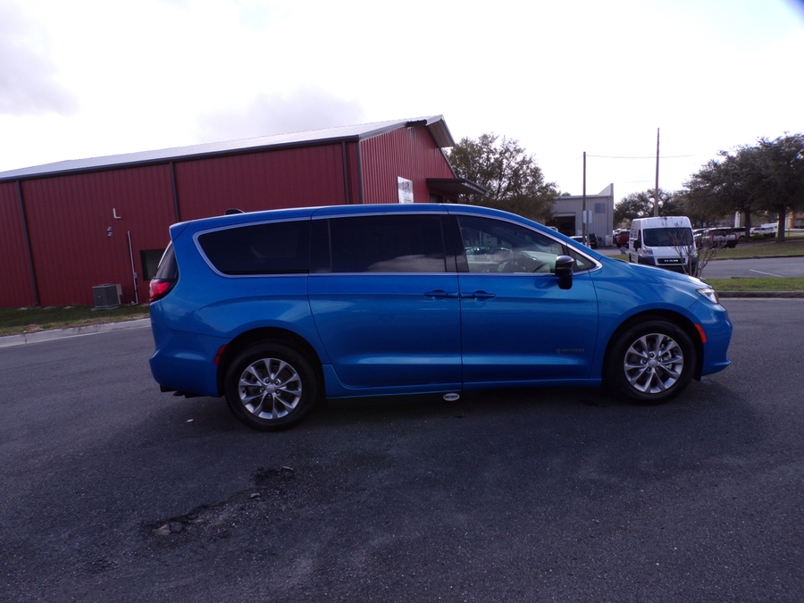 Blue Chrysler Pacifica image number 8