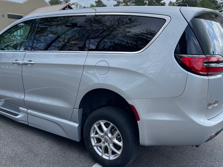 Silver Chrysler Pacifica image number 4