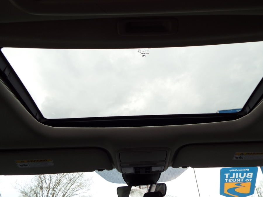 White Honda Odyssey image number 22