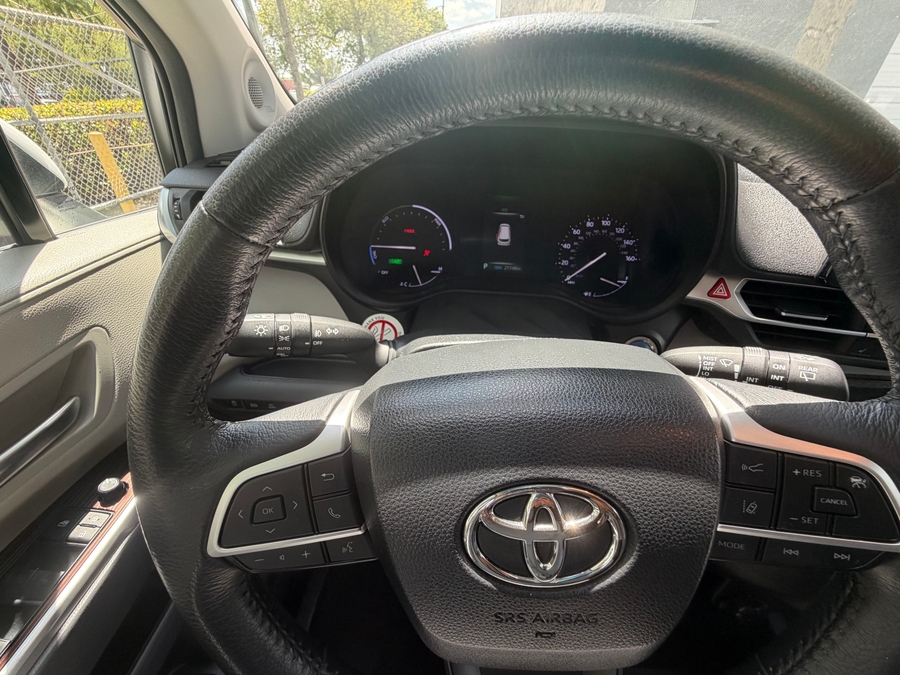 White Toyota Sienna image number 8