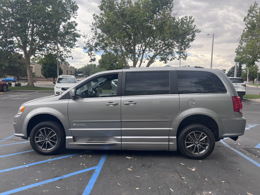 Used 2017 Dodge Grand Caravan SXT - BraunAbility Side Entry Entry Fold Out Automatic Ramp