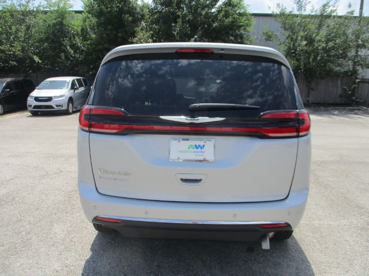 Silver Chrysler Pacifica image number 8